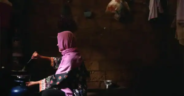 thegymnastsoffishermancolony_still_15_anwara_cooking